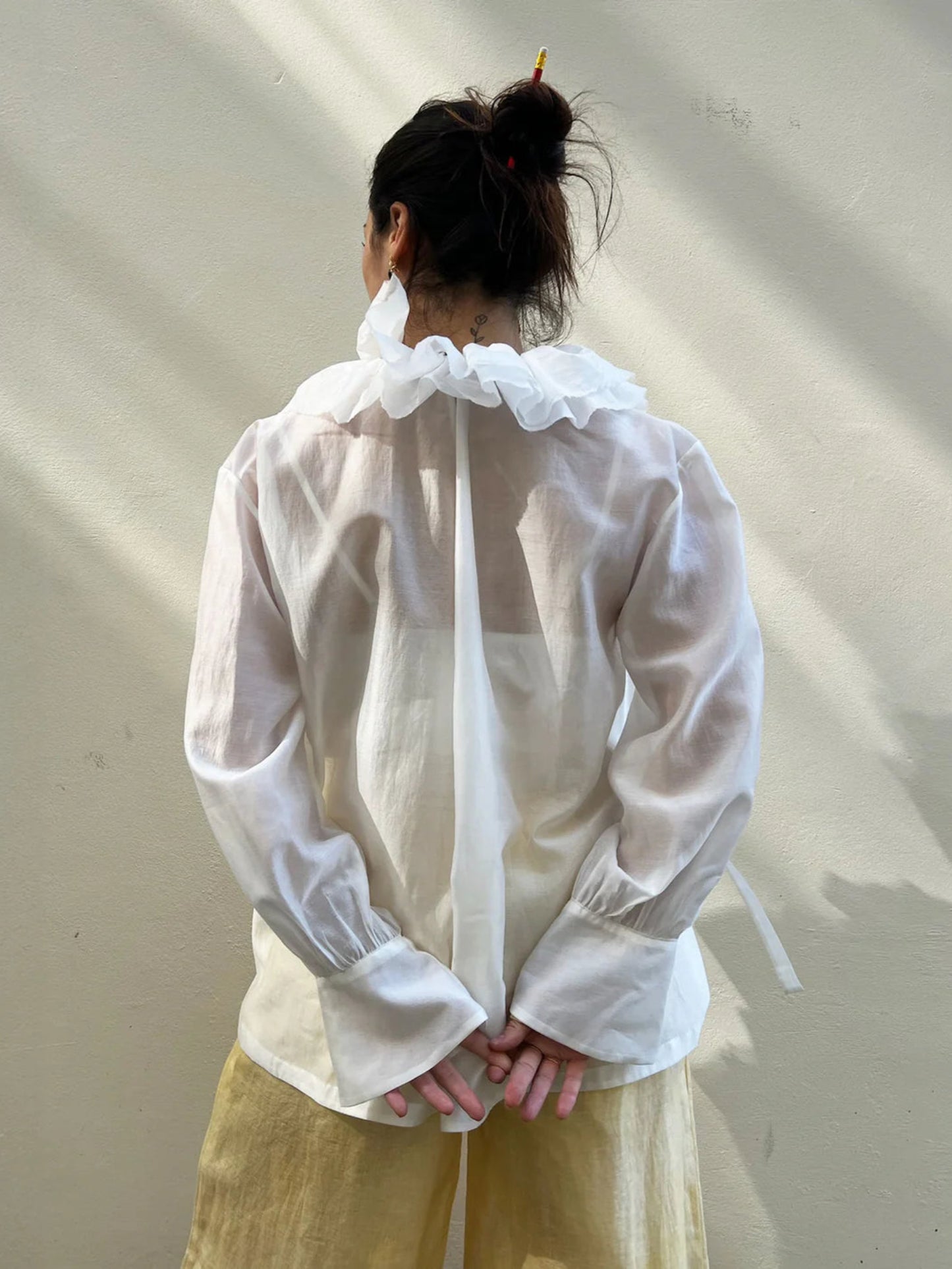 CHEMISIER À COL VOLANTÉ T837 - BLANC