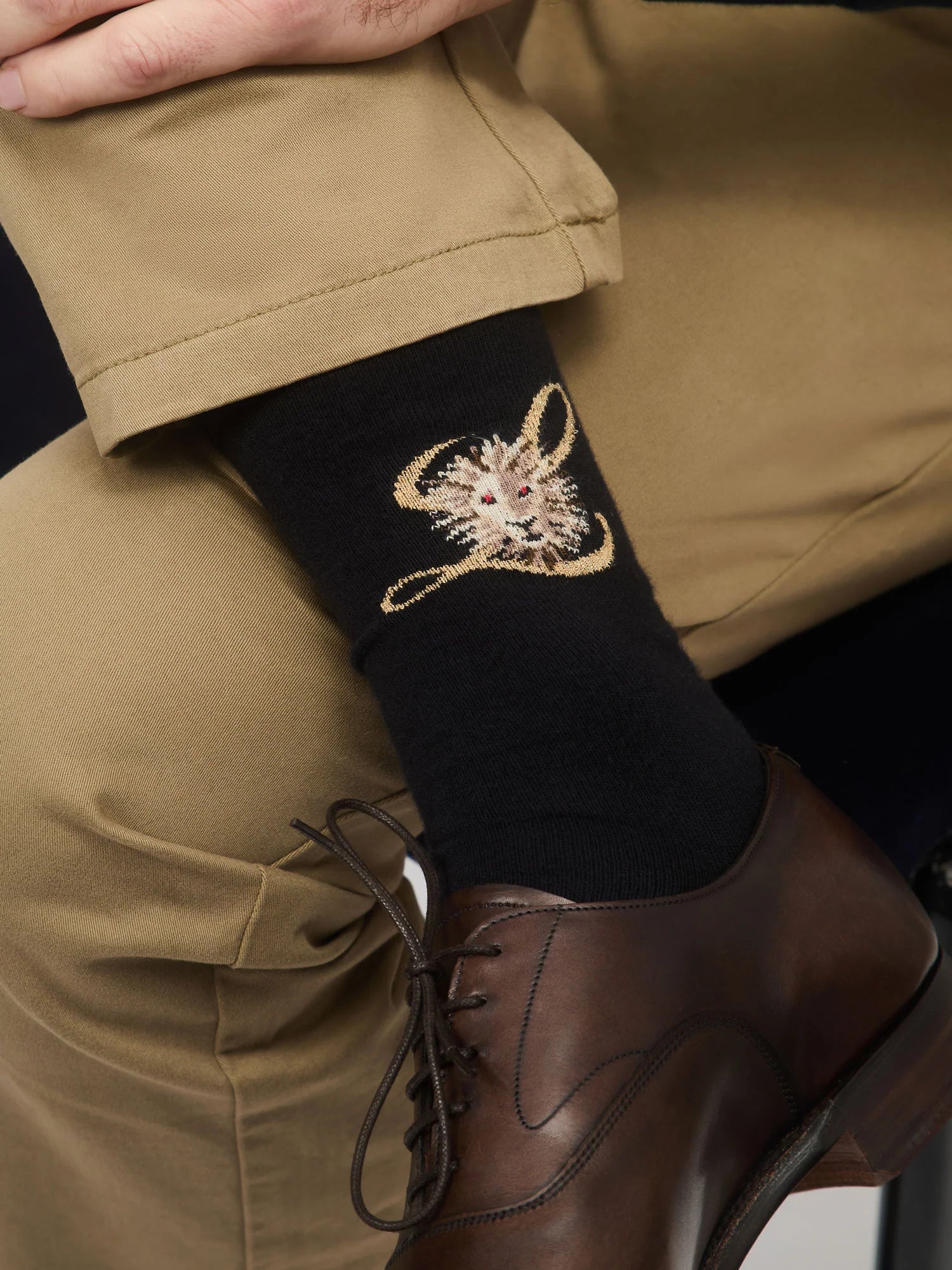 chaussettes noires avec motif lion 