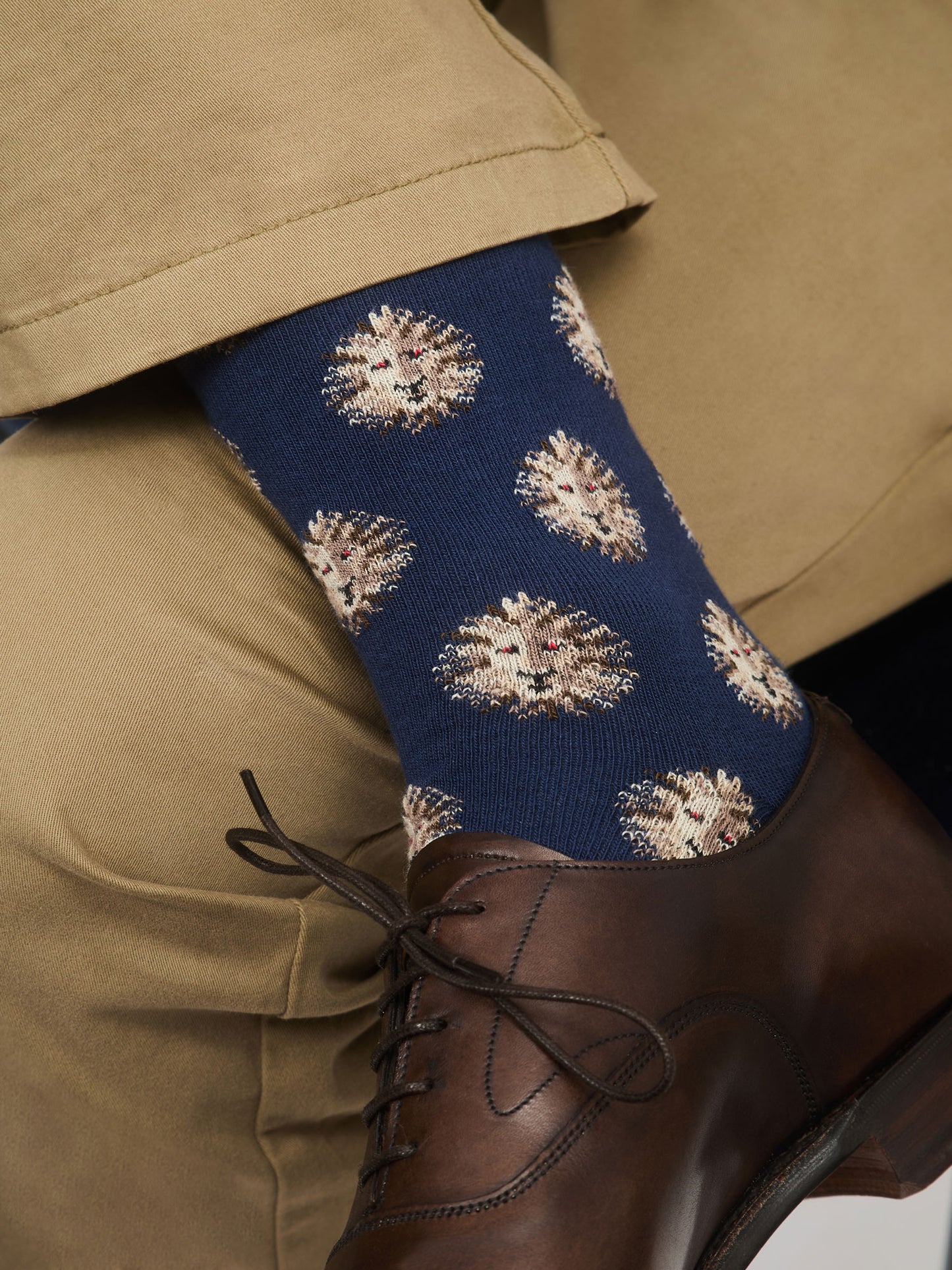 chaussettes bleues avec des motifs lions