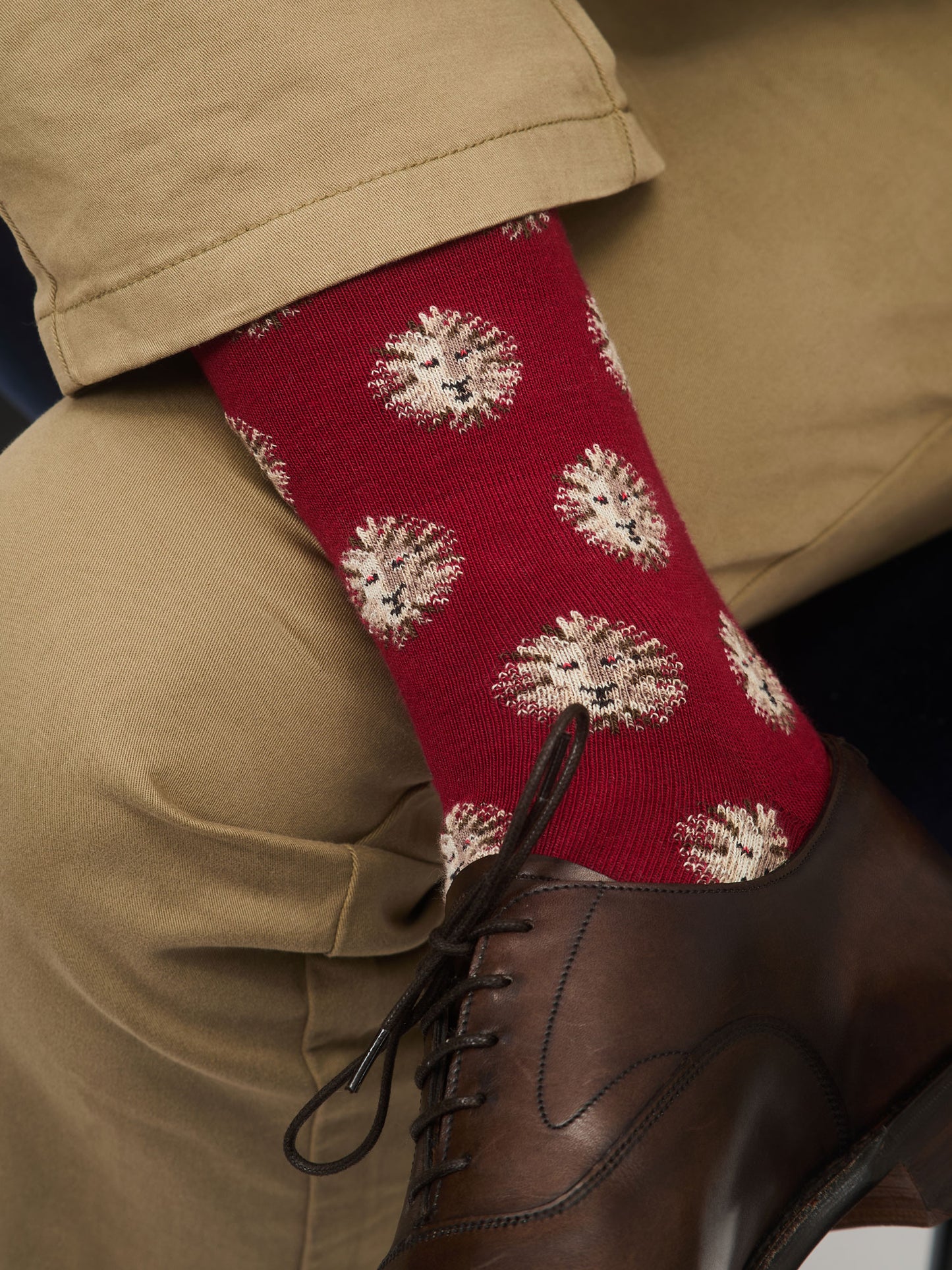 chaussettes rouges avec des motifs lions 